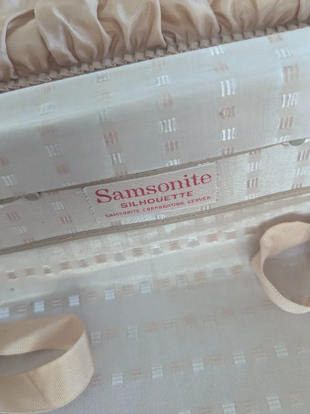 Vintage Samsonite Silhouette White Hardshell Suitcase